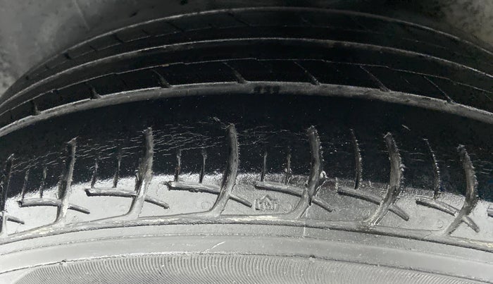 2016 Maruti Ciaz VXI PLUS, Petrol, Manual, 1,17,351 km, Left Rear Tyre Tread