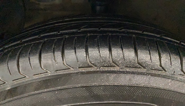 2015 Hyundai Grand i10 SPORTZ 1.2 KAPPA VTVT, CNG, Manual, 1,23,429 km, Left Front Tyre Tread