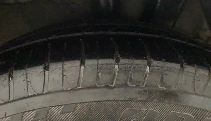 2015 Hyundai Grand i10 SPORTZ 1.2 KAPPA VTVT, CNG, Manual, 1,23,429 km, Left Rear Tyre Tread