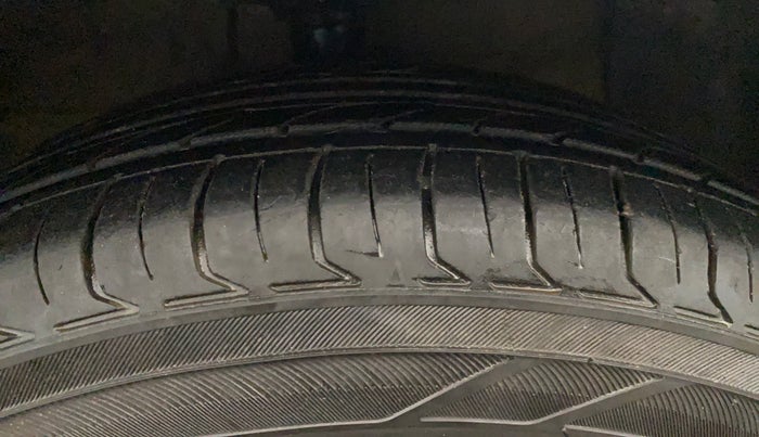 2015 Hyundai Grand i10 SPORTZ 1.2 KAPPA VTVT, CNG, Manual, 1,23,429 km, Right Front Tyre Tread