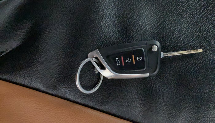 2015 Hyundai Grand i10 SPORTZ 1.2 KAPPA VTVT, CNG, Manual, 1,23,429 km, Key Close Up