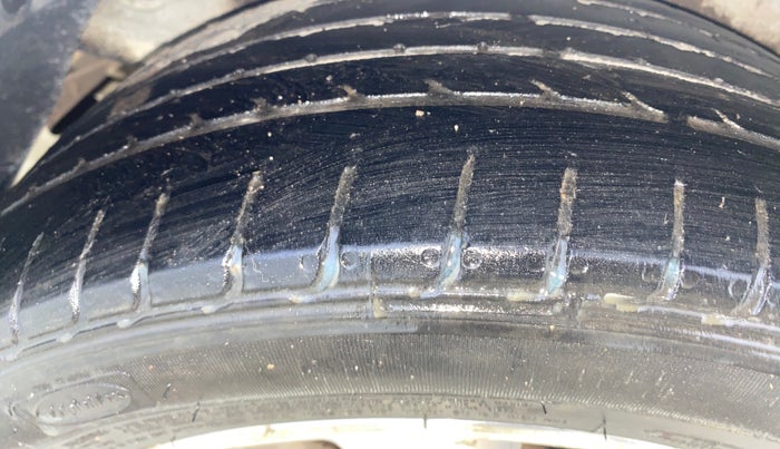 2014 Hyundai Verna FLUIDIC 1.6 CRDI SX AT, Diesel, Automatic, 68,737 km, Right Rear Tyre Tread