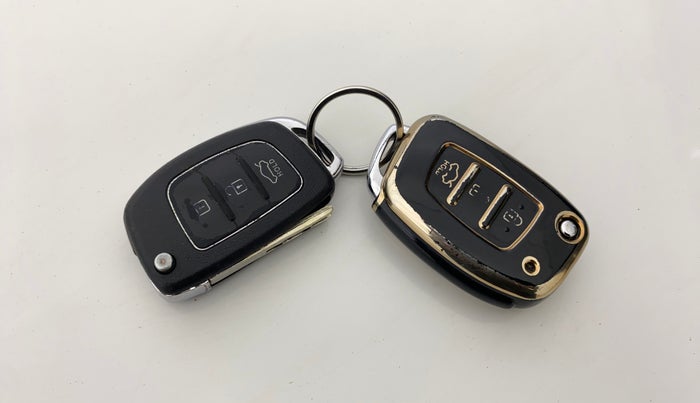 2014 Hyundai Verna FLUIDIC 1.6 CRDI SX AT, Diesel, Automatic, 68,737 km, Key Close Up