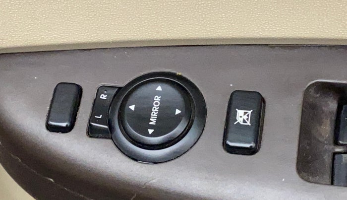 2011 Hyundai i20 ASTA 1.2, Petrol, Manual, 55,902 km, Right rear-view mirror - ORVM switch has minor damage