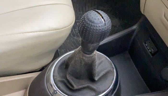 2011 Hyundai i20 ASTA 1.2, Petrol, Manual, 55,902 km, Gear lever - Knob cover torn