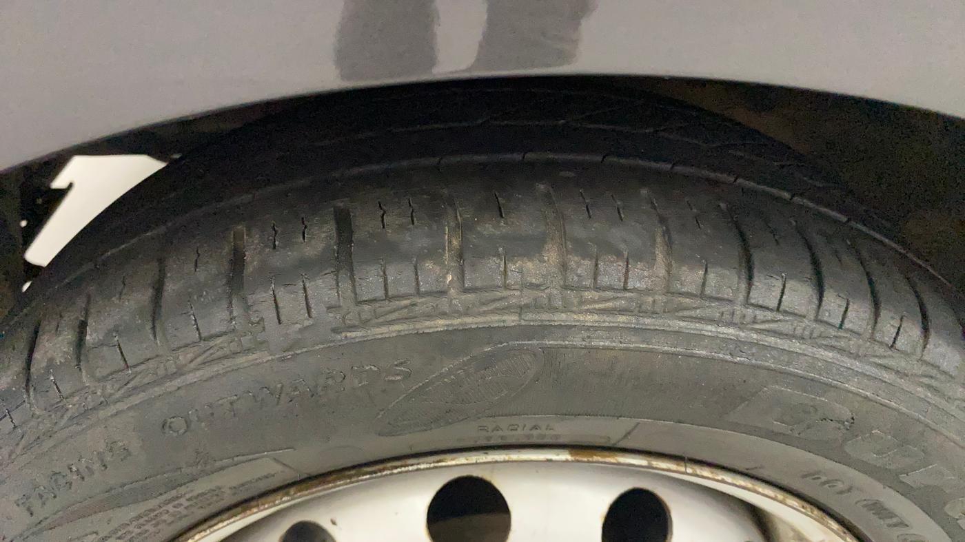 2018 Hyundai Eon ERA +, Petrol, Manual, 28,667 km, Left Front Tyre Tread