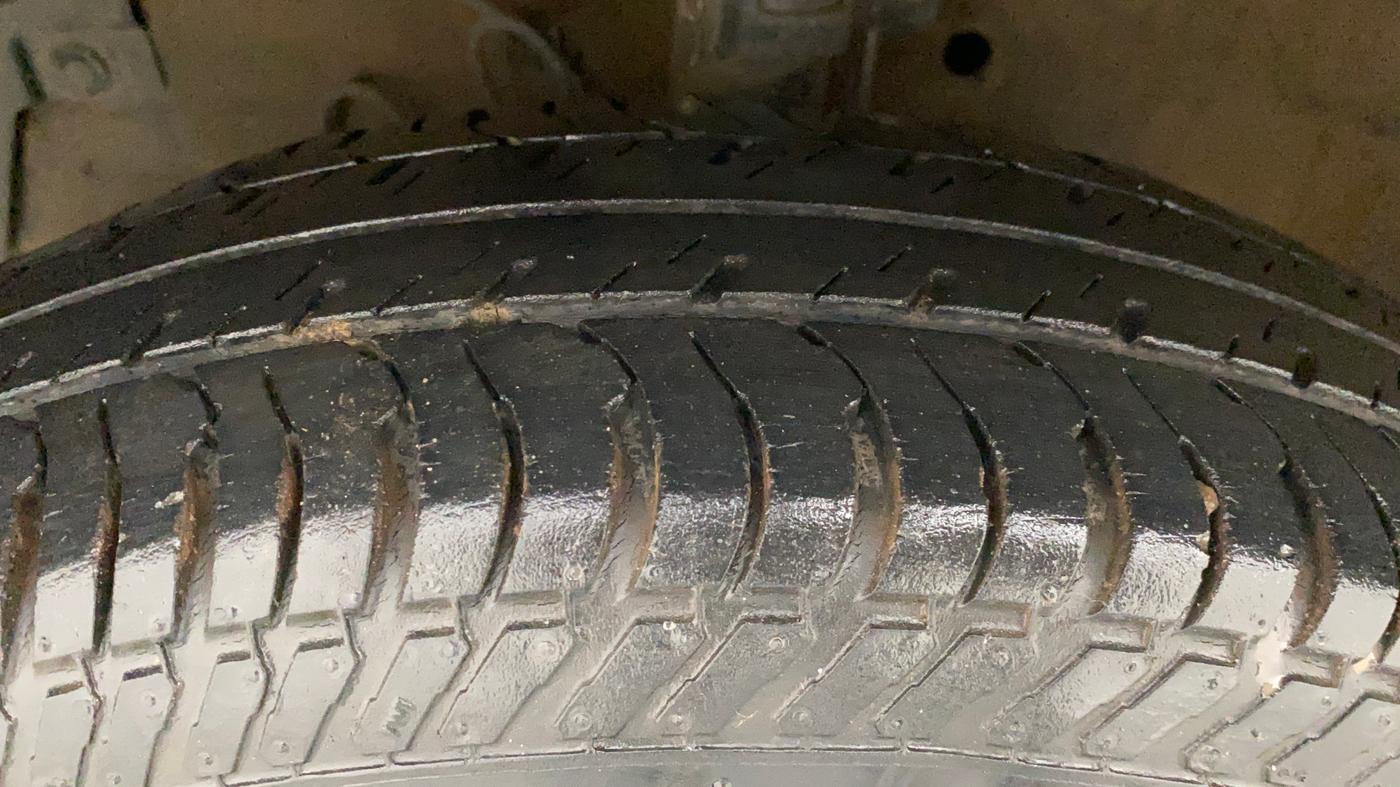 2017 Maruti Swift VXI O, Petrol, Manual, 40,805 km, Left Front Tyre Tread