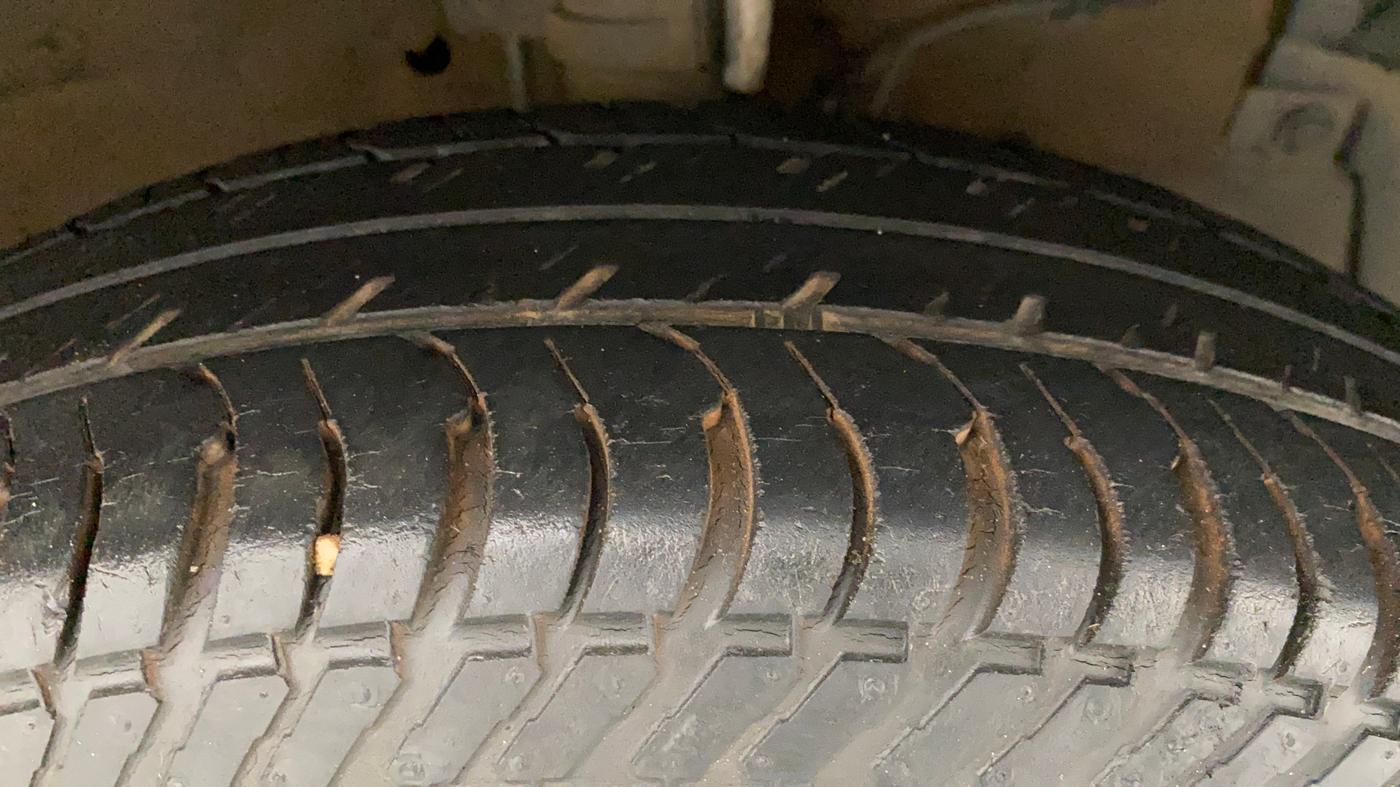 2017 Maruti Swift VXI O, Petrol, Manual, 40,805 km, Right Front Tyre Tread