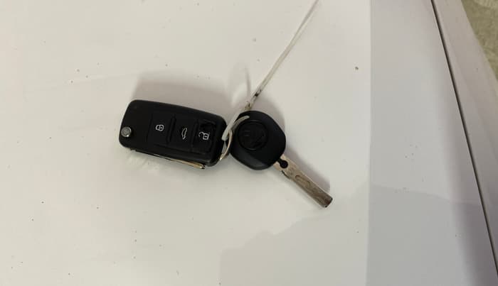 2015 Skoda Rapid ELEGANCE 1.6 MPI MT, Petrol, Manual, 1,27,039 km, Key Close Up