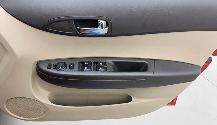 2013 Hyundai i20 MAGNA (O) 1.2, Petrol, Manual, 96,260 km, Driver Side Door Panels Control