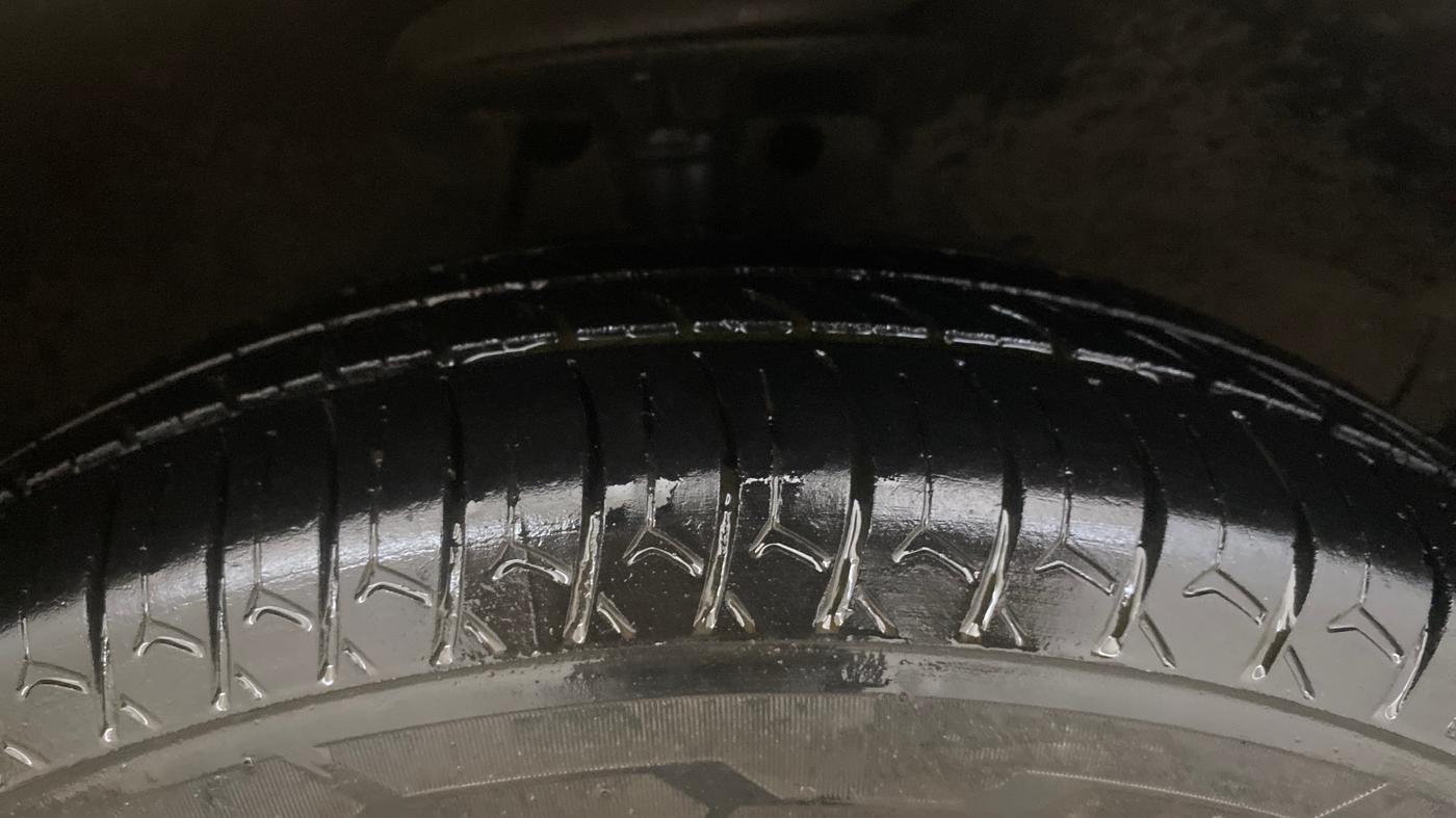 2015 Maruti Ritz VXI, Petrol, Manual, 1,33,317 km, Right Front Tyre Tread