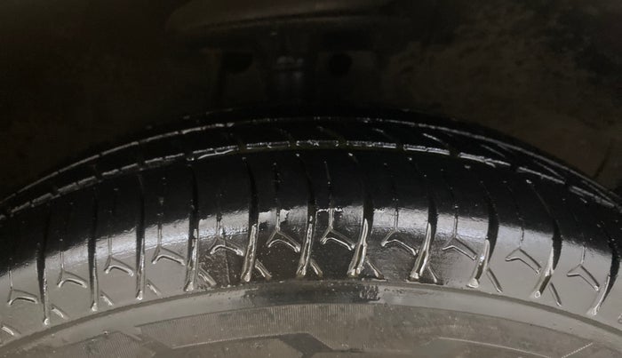 2015 Maruti Ritz VXI, Petrol, Manual, 1,33,317 km, Right Front Tyre Tread
