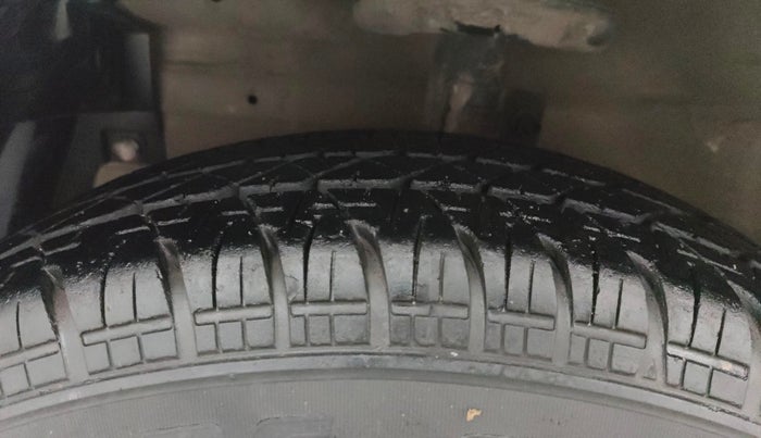 2015 Maruti Swift VXI, Petrol, Manual, 58,770 km, Left Front Tyre Tread