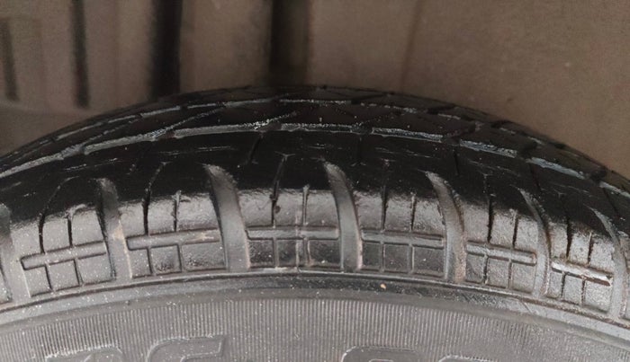 2015 Maruti Swift VXI, Petrol, Manual, 58,770 km, Right Rear Tyre Tread