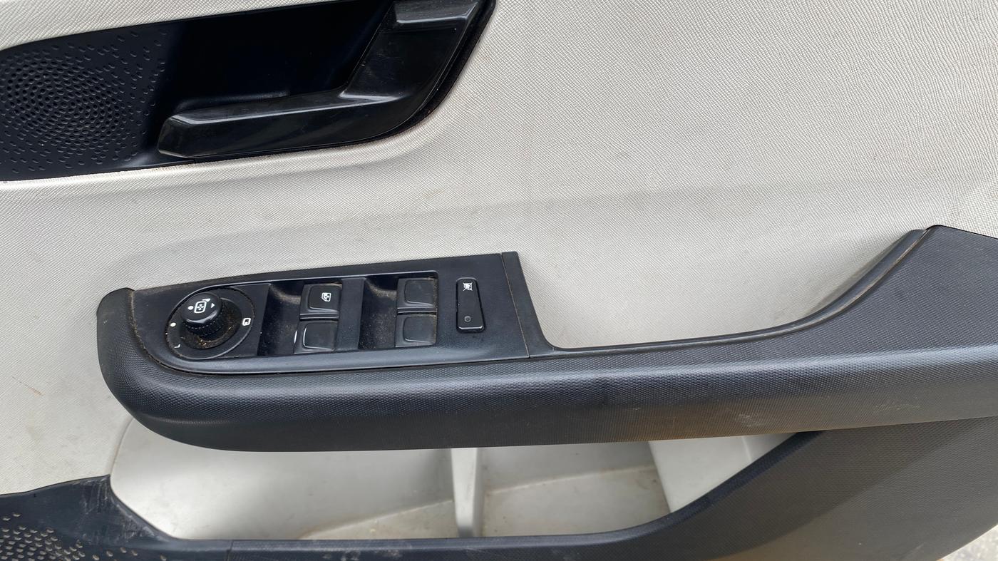 2023 Tata ALTROZ XM PLUS SUNROOF, CNG, Manual, 35,209 km, Driver Side Door Panels Control