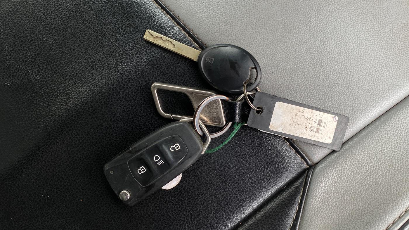 2023 Tata ALTROZ XM PLUS SUNROOF, CNG, Manual, 35,209 km, Key Close Up