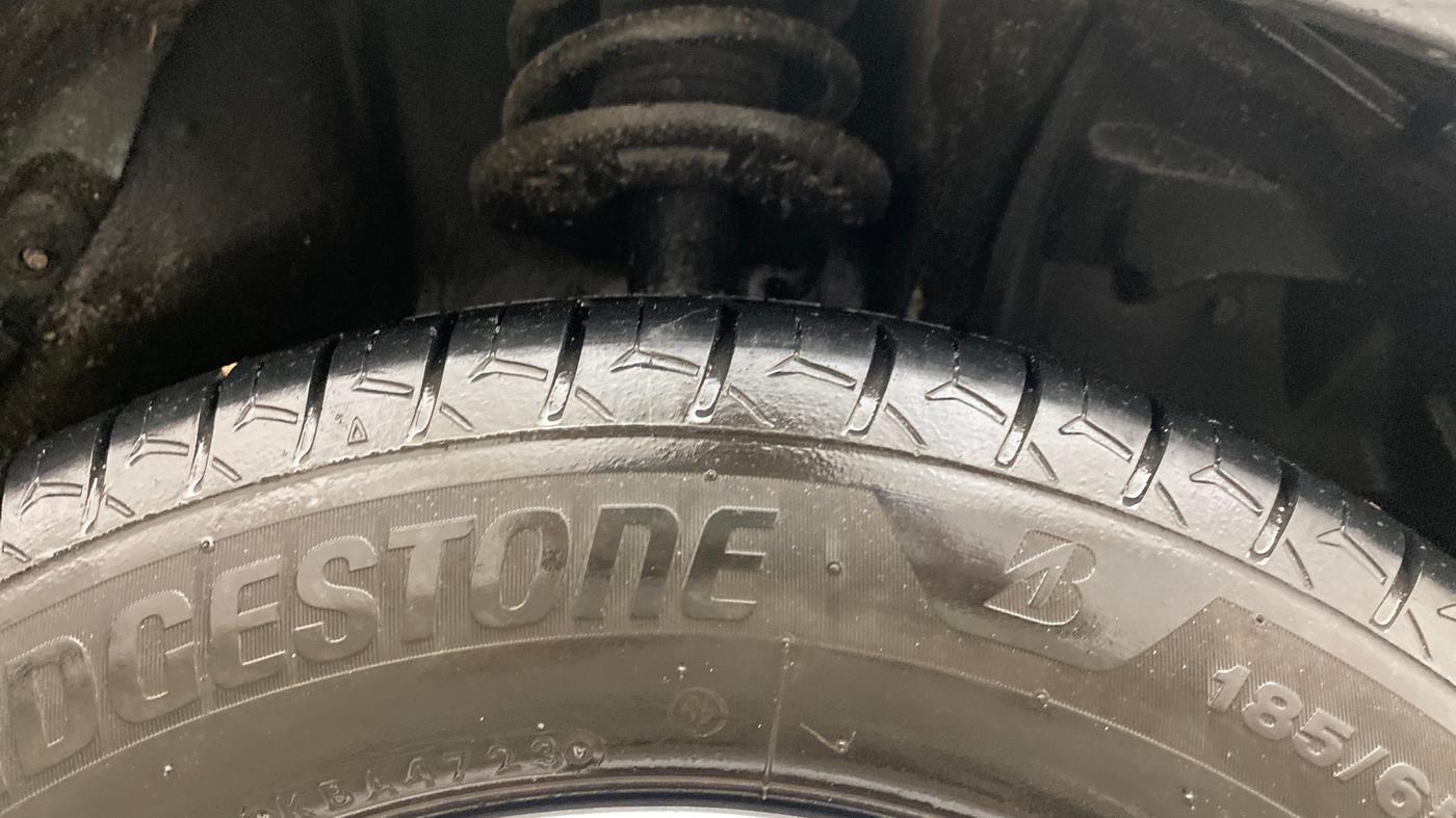 2016 Mahindra Kuv100 K6 D 5 STR, Diesel, Manual, 64,018 km, Right Front Tyre Tread