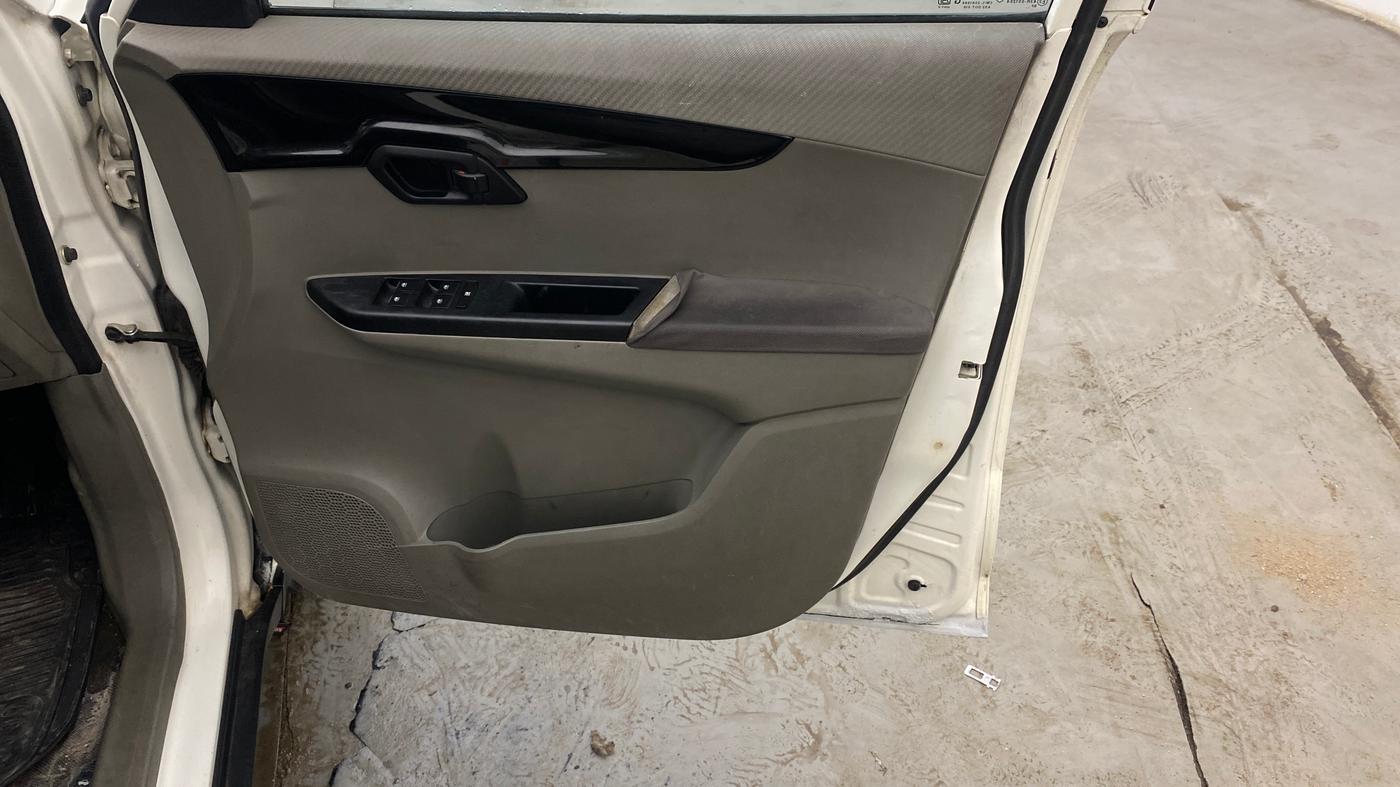 2016 Mahindra Kuv100 K6 D 5 STR, Diesel, Manual, 64,018 km, Driver Side Door Panels Control