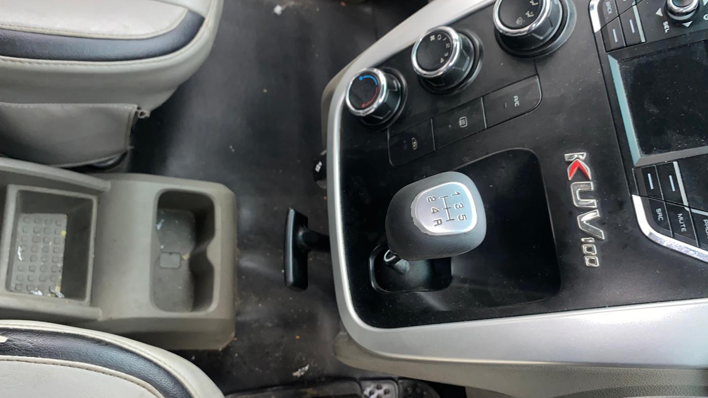 2016 Mahindra Kuv100 K6 D 5 STR, Diesel, Manual, 64,018 km, Gear Lever