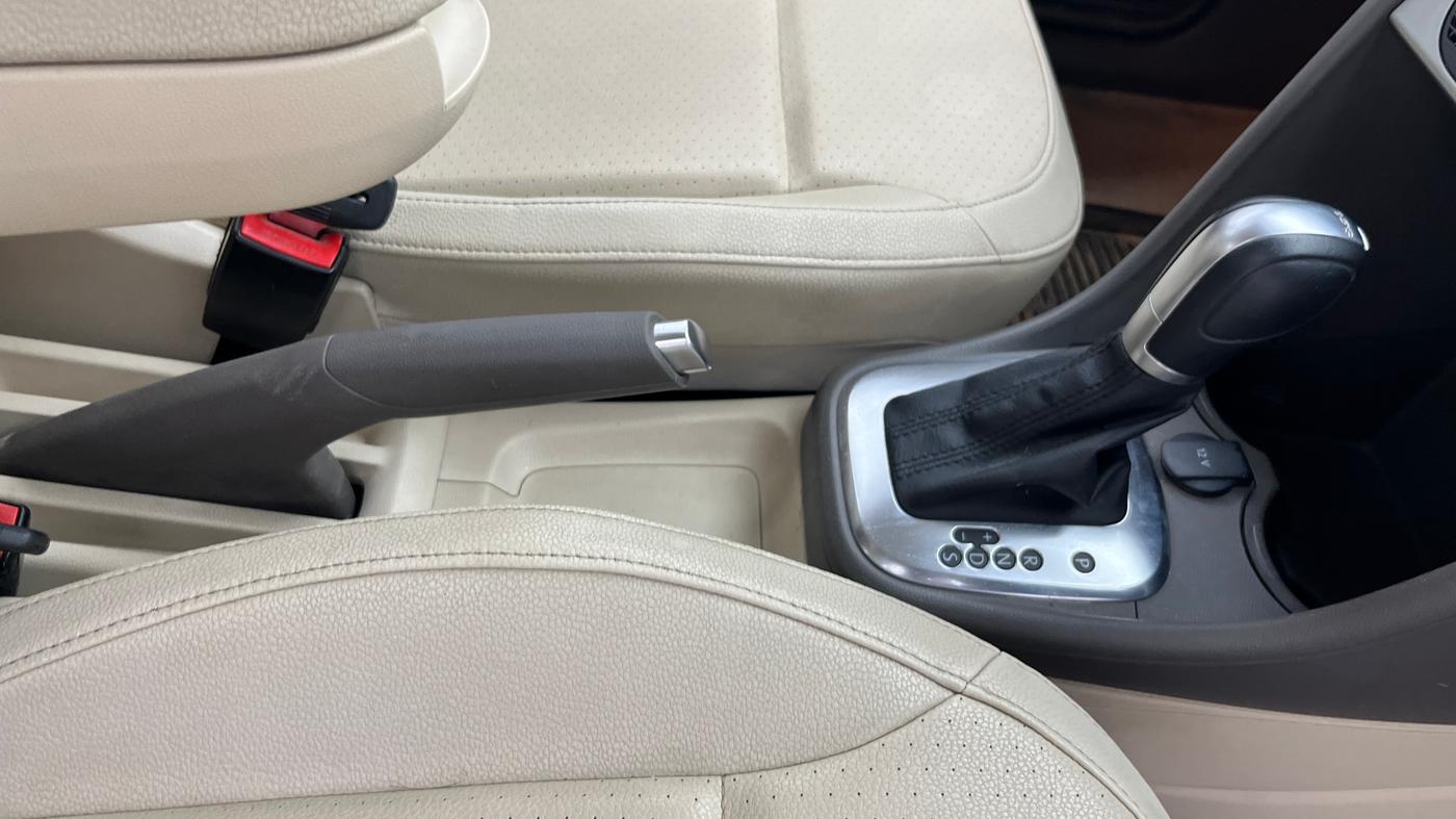 2015 Volkswagen Vento HIGHLINE PETROL AT, Petrol, Automatic, 76,859 km, Gear Lever