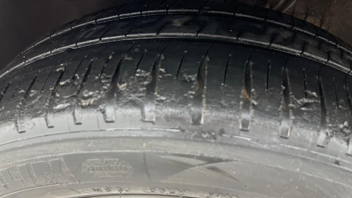 2015 Volkswagen Vento HIGHLINE PETROL AT, Petrol, Automatic, 76,859 km, Left Front Tyre Tread