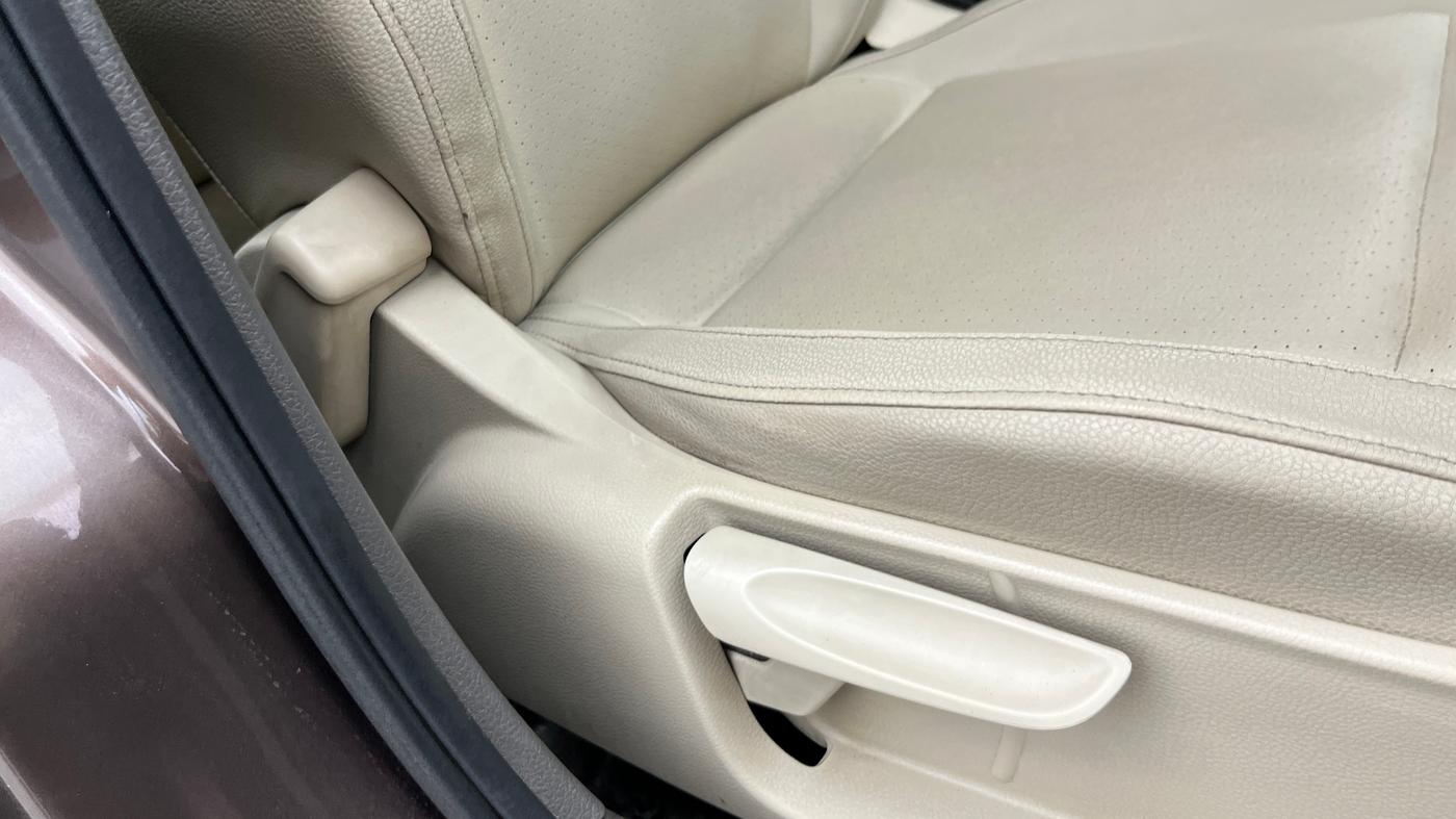 2015 Volkswagen Vento HIGHLINE PETROL AT, Petrol, Automatic, 76,859 km, Driver Side Adjustment Panel