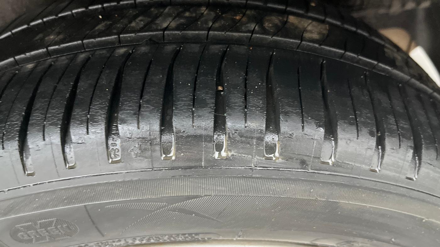 2015 Volkswagen Vento HIGHLINE PETROL AT, Petrol, Automatic, 76,859 km, Left Rear Tyre Tread