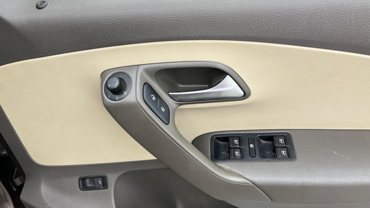 2015 Volkswagen Vento HIGHLINE PETROL AT, Petrol, Automatic, 76,859 km, Driver Side Door Panels Control
