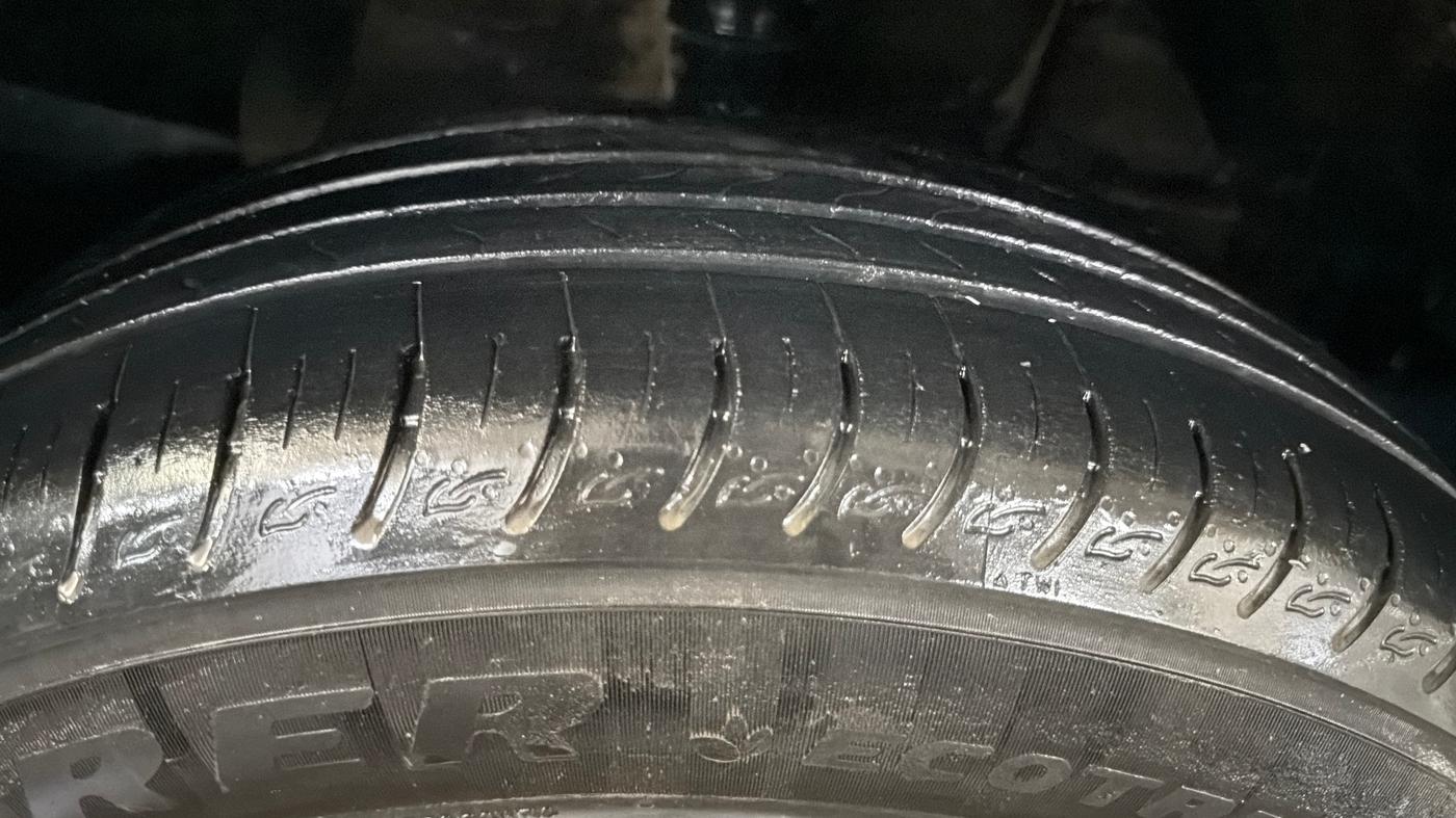2023 Maruti BREZZA LXI SMART HYBRID, Petrol, Manual, 41,844 km, Right Front Tyre Tread