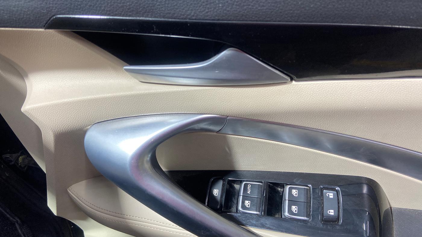 2021 MG HECTOR SHARP 1.5 PETROL CVT, Petrol, Automatic, 35,475 km, Driver Side Door Panels Control
