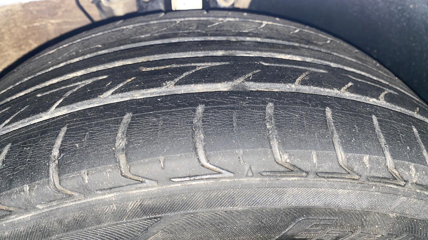 2015 Volkswagen Polo HIGHLINE1.2L, Petrol, Manual, 94,289 km, Right Front Tyre Tread