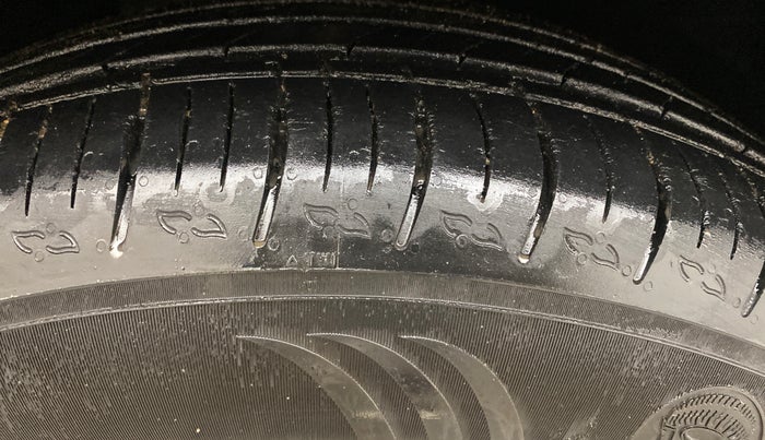 2022 Mahindra XUV700 AX 5 P MT 7 STR, Petrol, Manual, 38,236 km, Right Front Tyre Tread