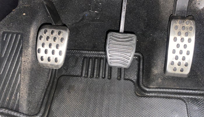 2022 Mahindra XUV700 AX 5 P MT 7 STR, Petrol, Manual, 38,236 km, Pedals