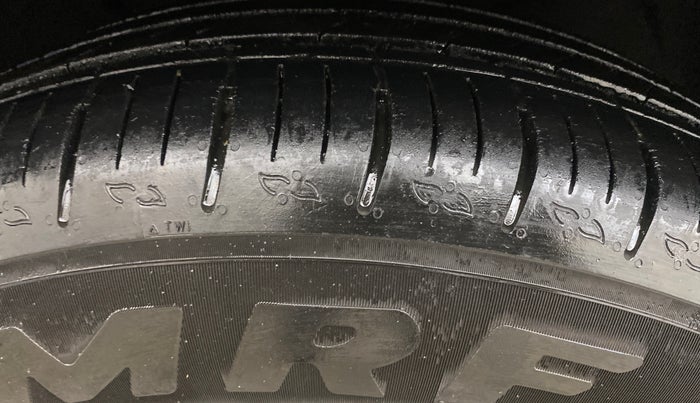 2022 Mahindra XUV700 AX 5 P MT 7 STR, Petrol, Manual, 38,236 km, Right Rear Tyre Tread