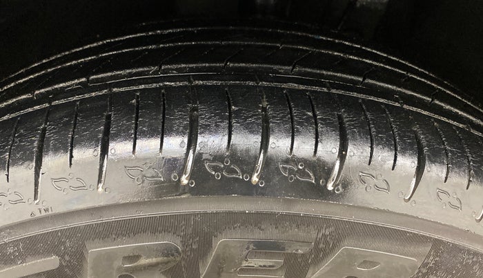 2022 Mahindra XUV700 AX 5 P MT 7 STR, Petrol, Manual, 38,236 km, Left Front Tyre Tread