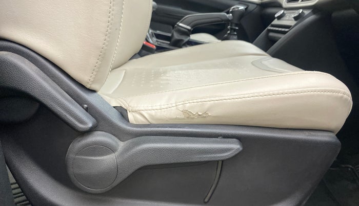 2022 Mahindra XUV700 AX 5 P MT 7 STR, Petrol, Manual, 38,236 km, Driver Side Adjustment Panel