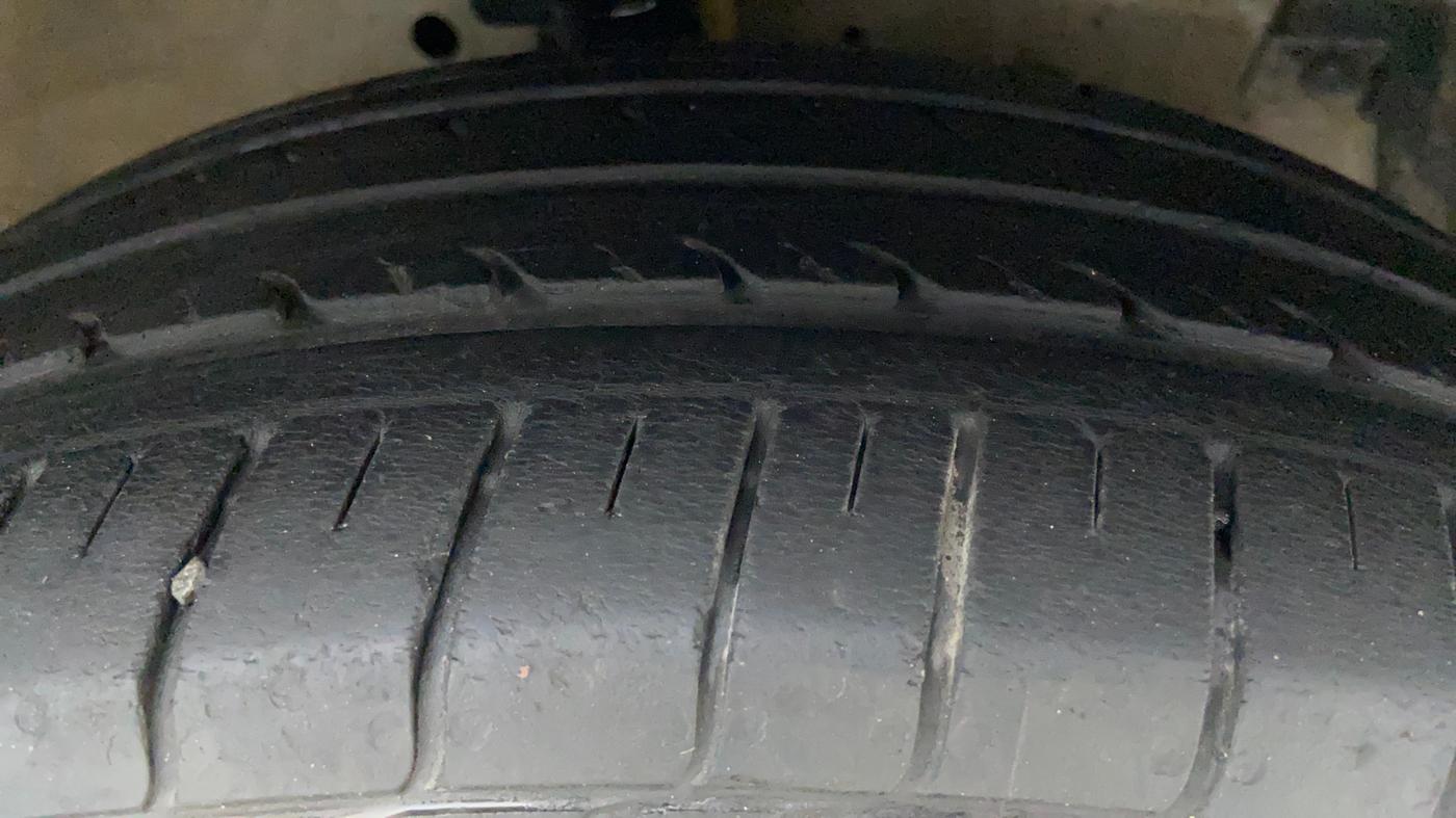 2012 Maruti Ertiga VXI, Petrol, Manual, 59,846 km, Right Front Tyre Tread