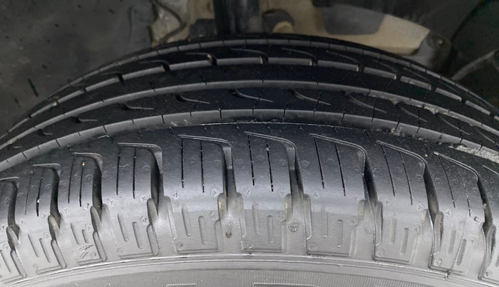 2016 Renault Duster RXZ DIESEL 110, Diesel, Manual, 98,973 km, Right Front Tyre Tread