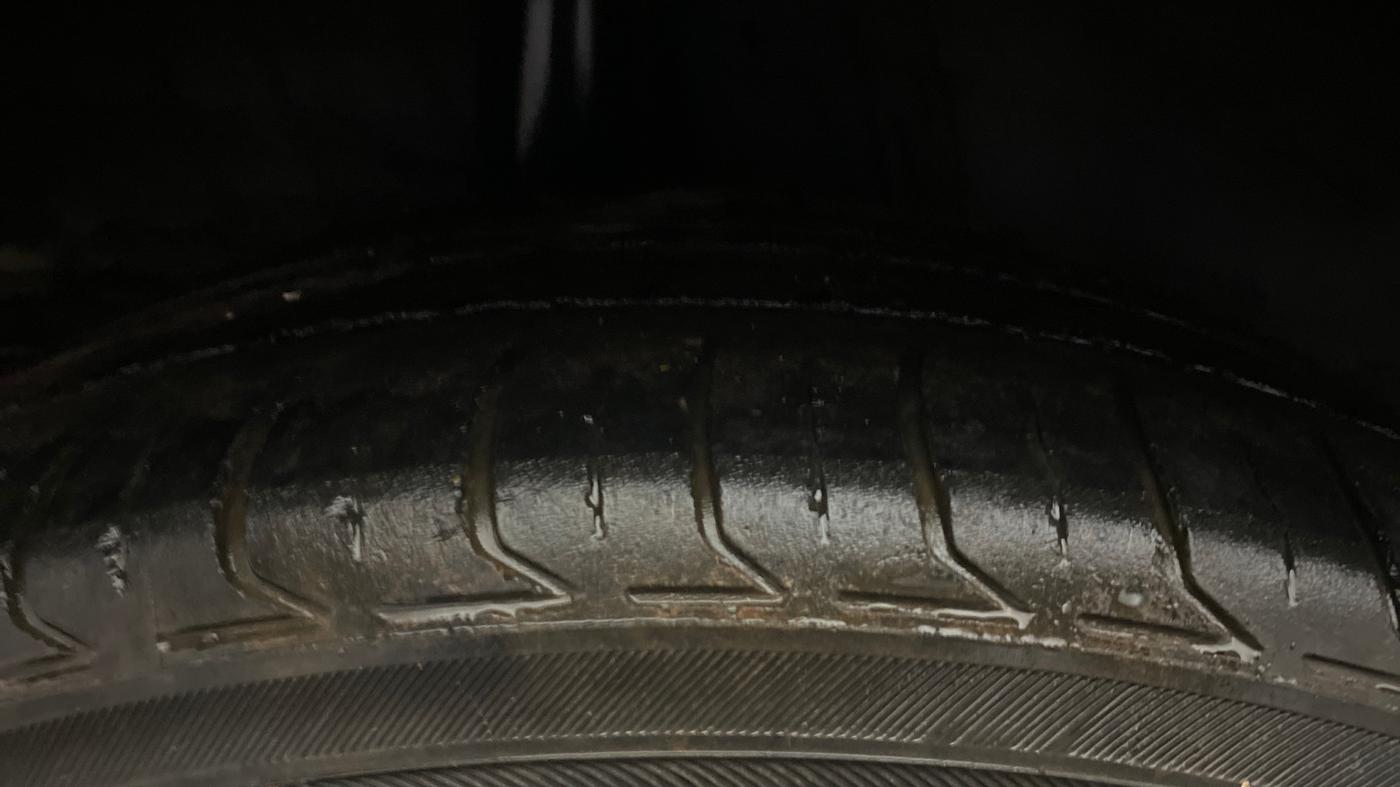 2021 KIA SONET HTX 1.5 AT, Diesel, Automatic, 1,38,639 km, Right Rear Tyre Tread