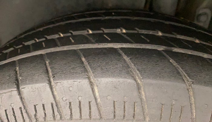 2015 Maruti Ertiga ZXI, Petrol, Manual, 86,046 km, Left Rear Tyre Tread