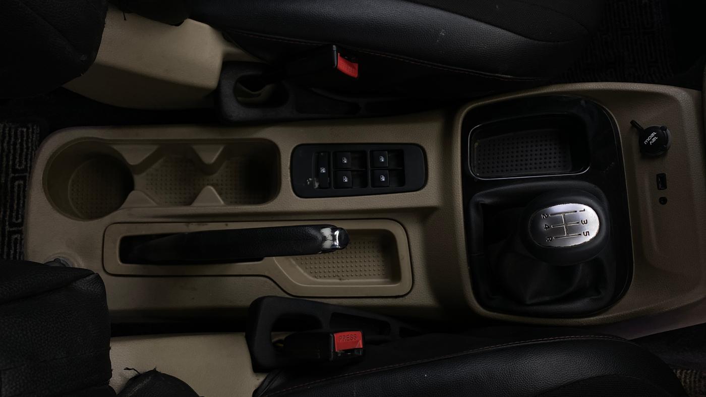 2016 Mahindra TUV300 T8, Diesel, Manual, 75,155 km, Gear Lever