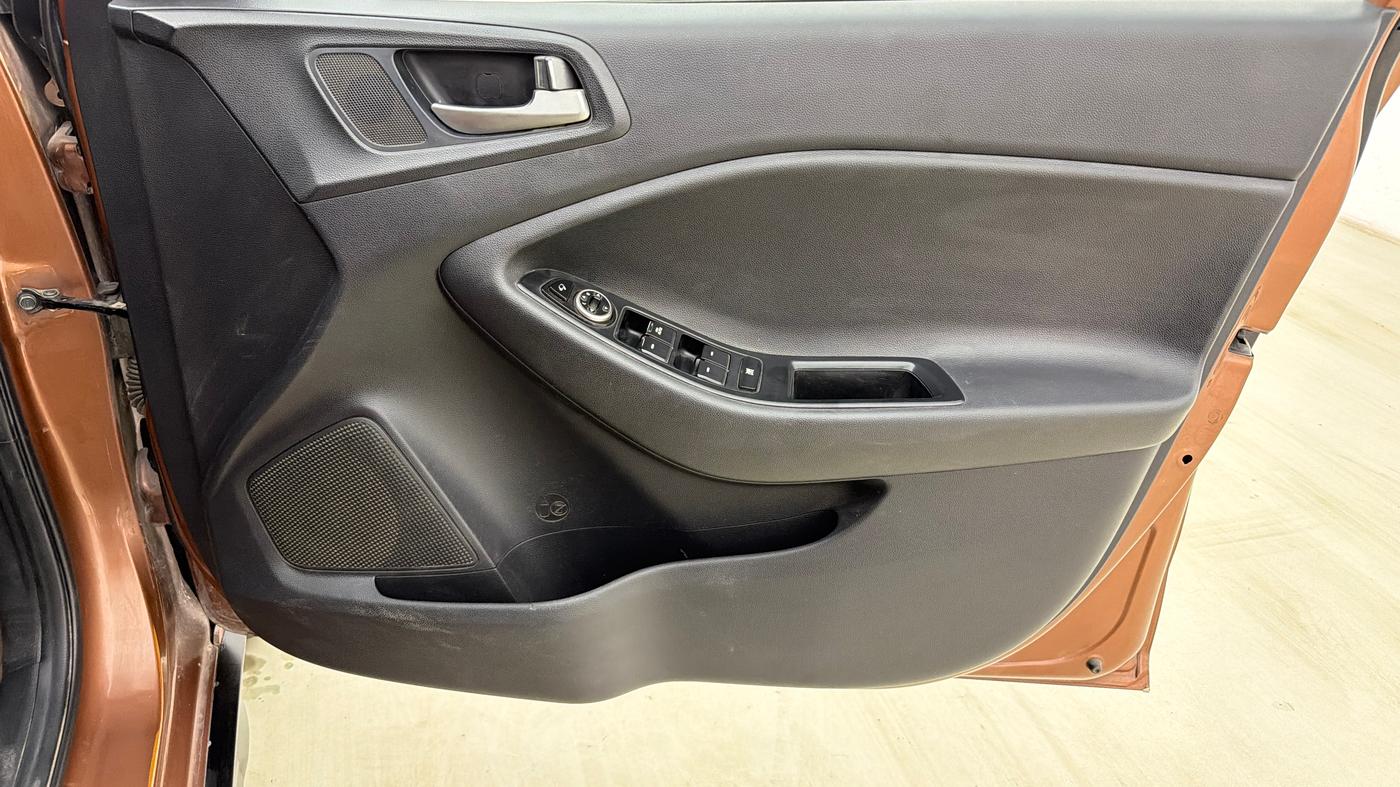 2015 Hyundai i20 Active 1.2 SX, CNG, Manual, 71,820 km, Driver Side Door Panels Control