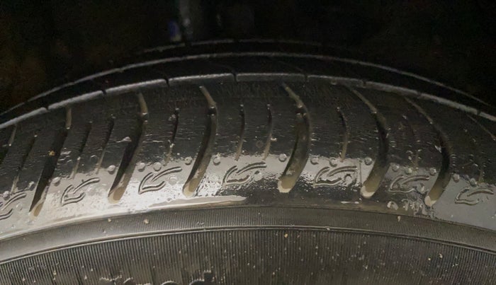 2017 Maruti Baleno ZETA PETROL 1.2, Petrol, Manual, 1,05,308 km, Right Front Tyre Tread