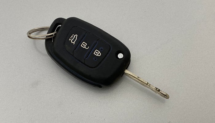 2015 Hyundai Xcent S 1.2, Petrol, Manual, 1,09,398 km, Key Close Up