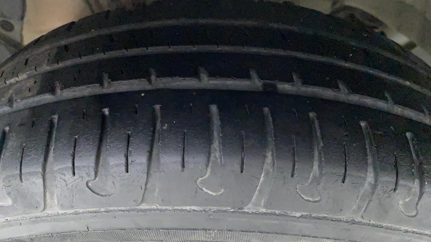 2017 Hyundai Grand i10 MAGNA 1.2 VTVT, Petrol, Manual, 33,124 km, Left Front Tyre Tread