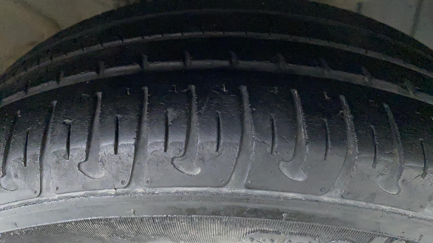 2017 Hyundai Grand i10 MAGNA 1.2 VTVT, Petrol, Manual, 33,124 km, Right Front Tyre Tread