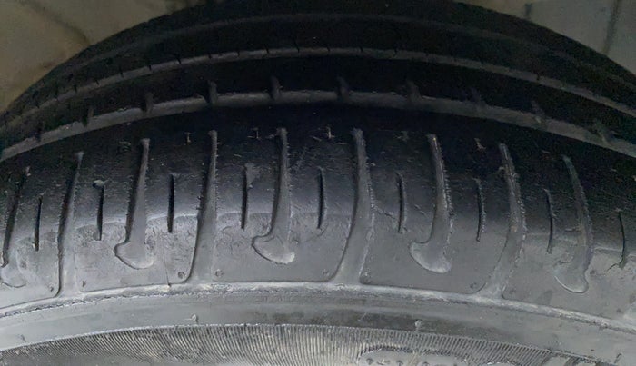 2017 Hyundai Grand i10 MAGNA 1.2 VTVT, Petrol, Manual, 33,124 km, Right Front Tyre Tread
