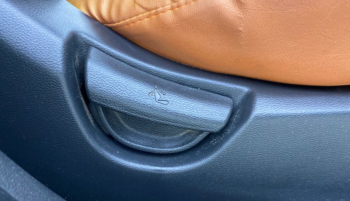 2017 Hyundai Grand i10 MAGNA 1.2 KAPPA VTVT, Petrol, Manual, 68,111 km, Driver Side Adjustment Panel