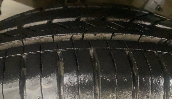 2013 Maruti Swift VDI, Diesel, Manual, 1,29,666 km, Left Front Tyre Tread