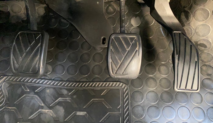 2013 Maruti Swift VDI, Diesel, Manual, 1,29,666 km, Pedals